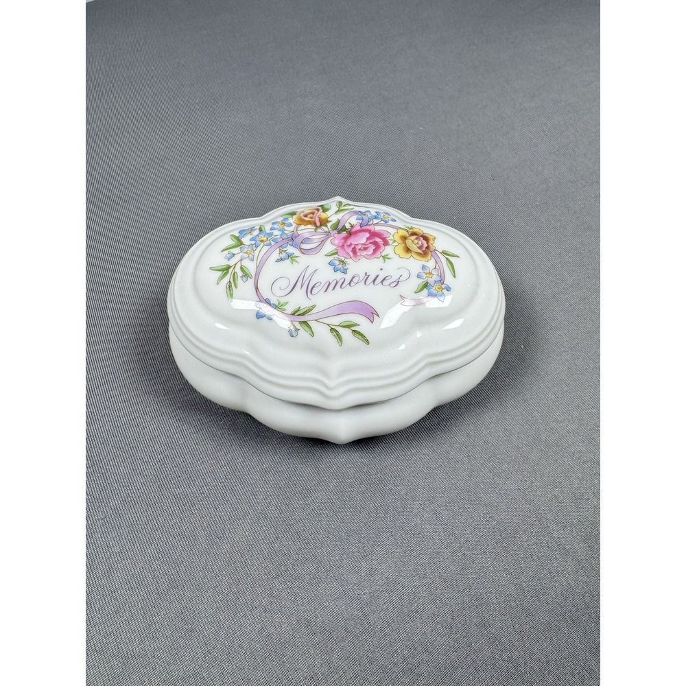 Vintage Avon 1983 Memories Porcelain Trinket Music Box Pre-Owned.‎